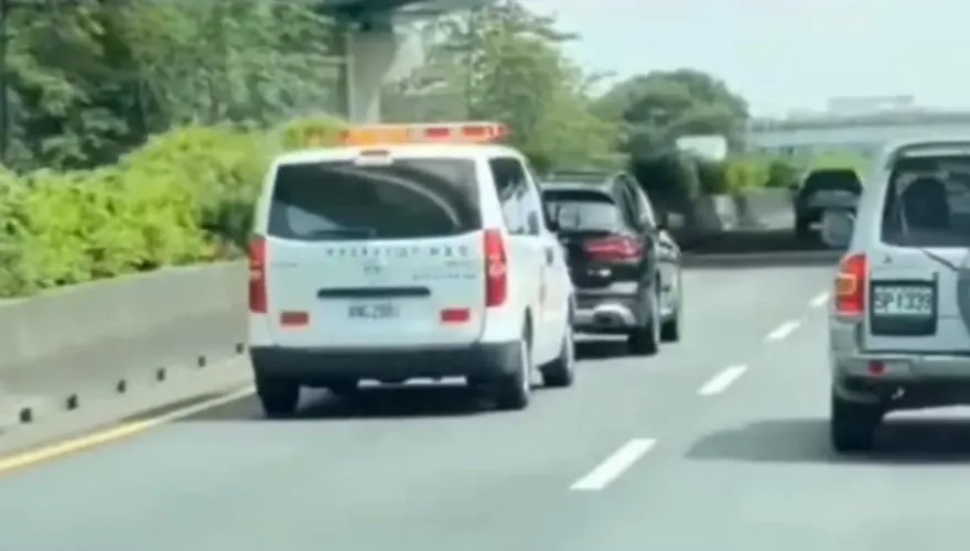 影/又見國道擋救護車三寶！國3台中大雅段「救傷救我」BMW休旅車就是不讓