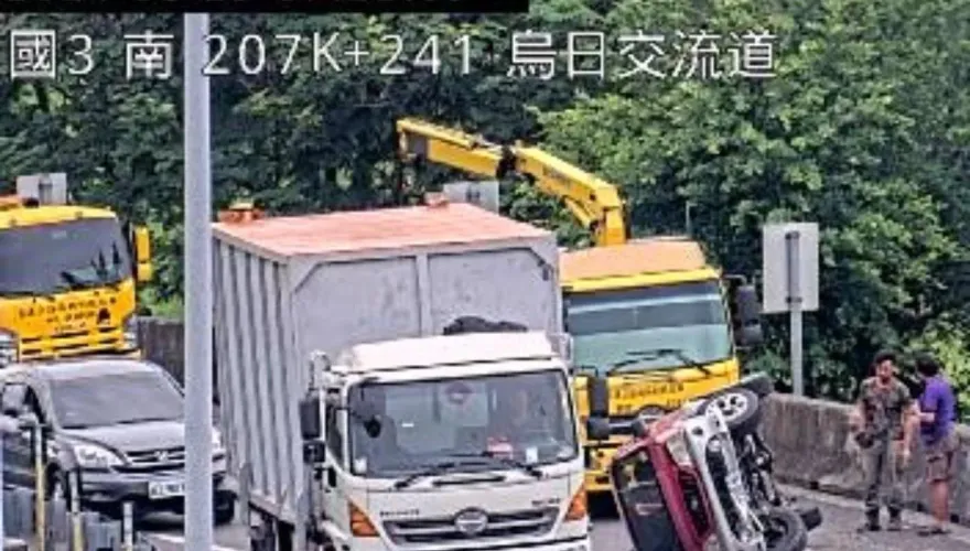 快訊/國3北向207k烏日段「休旅車側翻」　已現回堵狀況上班請注意