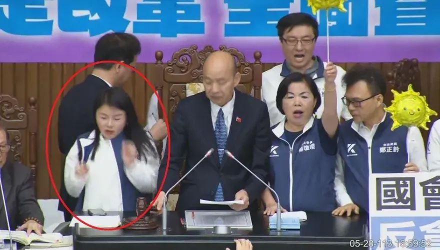 韓國瑜敲議事槌力道驚人！張嘉郡嚇到花容失色　背後原因曝光