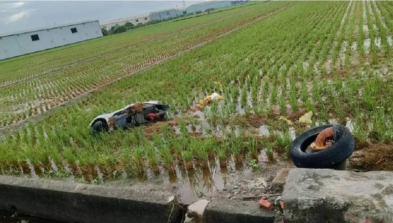 快訊/大寮汽車猛撞機車「噴進田」　6旬女騎士當場斷氣