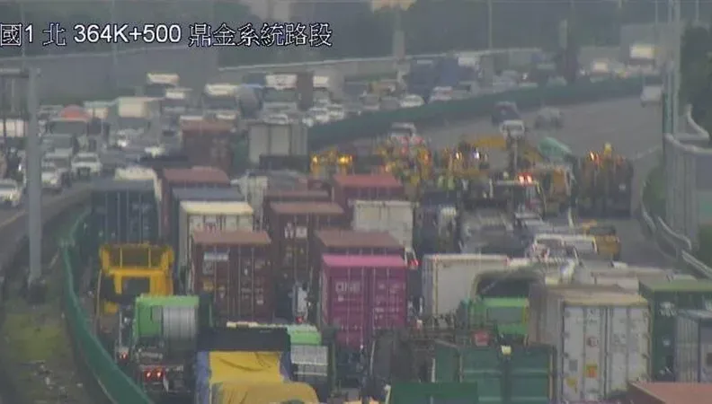 快訊/聯結車翻覆「占據全線車道」！國1鼎金系統至九如交流道管制封閉