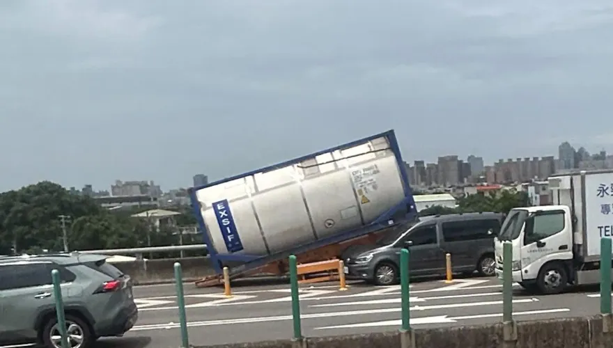 快訊/台66線西向平鎮系統20.5公里「槽車脫鉤」　入口匝道回堵中