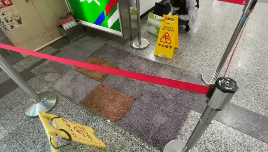 影/國家門面掉漆！高雄大雨小港機場卻漏水　紙箱「接水奇景」讓旅客看傻