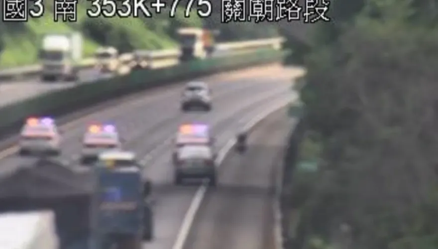 快訊/讓人動容！騎士誤闖國3南下關廟段　3警車阻路「護機車」