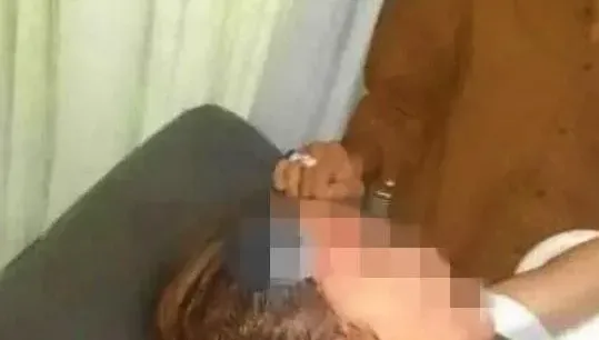 樂園意外！印尼遊樂設施鋼繩突斷裂整座倒塌　勇母為救小孩頭部遭重創