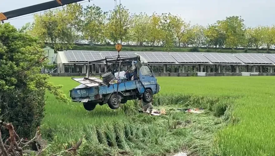 影/驚悚畫面曝！雲林小貨車失控鏟路樹還直接「耕田」 　駕駛乘客重傷
