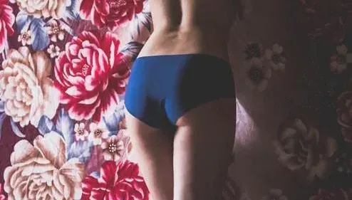 媽愛穿「蕾絲內褲」在家晃！下面若隱若現　兒崩潰：會咬我那裡叫起床