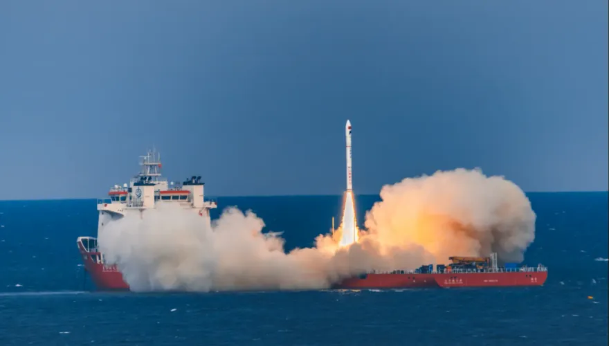 影/1箭4星！陸山東近海成功發射「新浪微博號」　當地民眾全程圍觀