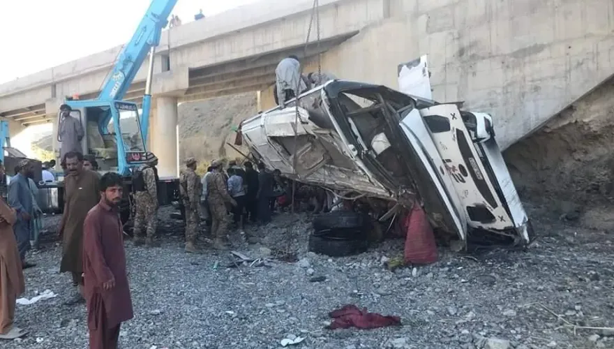 疑爆胎釀禍！巴士高速行駛突失控翻墜峽谷　至少28人遭拋飛致死