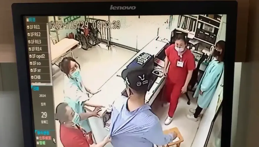 影/闖入衝突畫面曝！台中澄清醫院前員工無差別攻擊　9醫護受傷