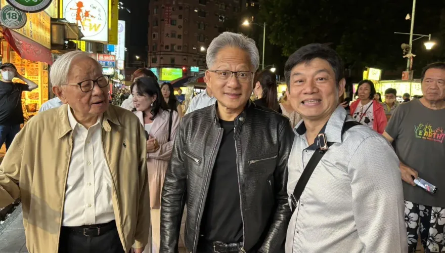影/就是愛夜市！黃仁勳私廚享用晚餐後現身寧夏夜市續攤