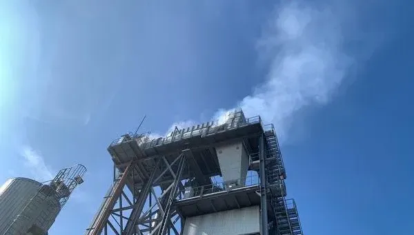 快訊/台南學甲瀝青工廠火警！　「加熱爐異常冒煙」警消急灌救