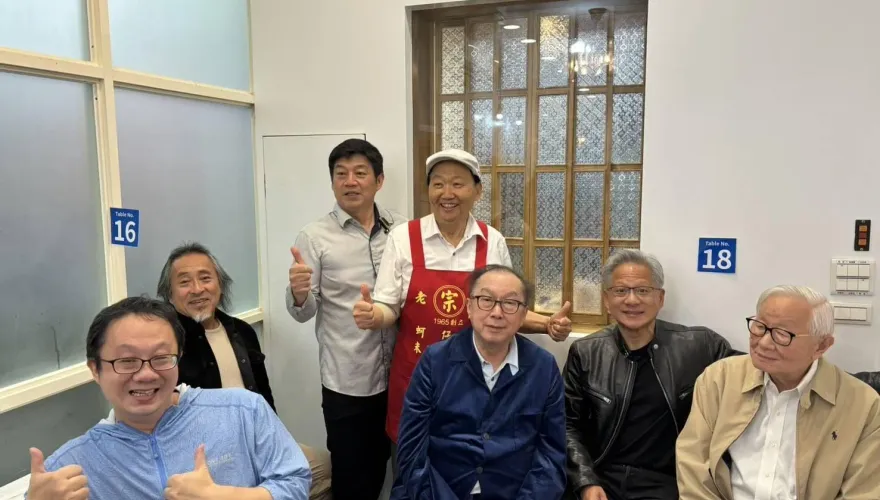 黃仁勳揪張忠謀「踅夜市」！網驚見大老闆1共通點