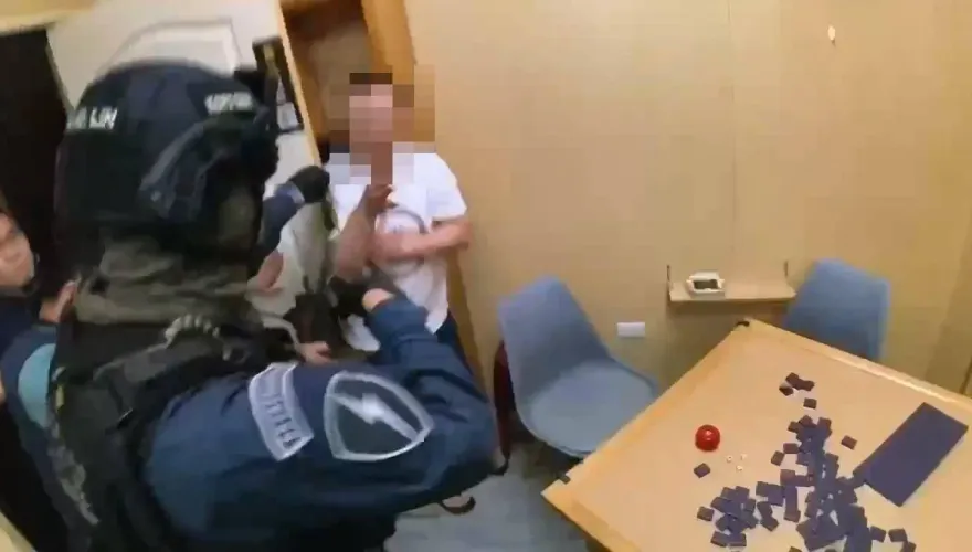 影/現場畫面還原！台商控警打人　警抄毒他站門後身體擋攻堅