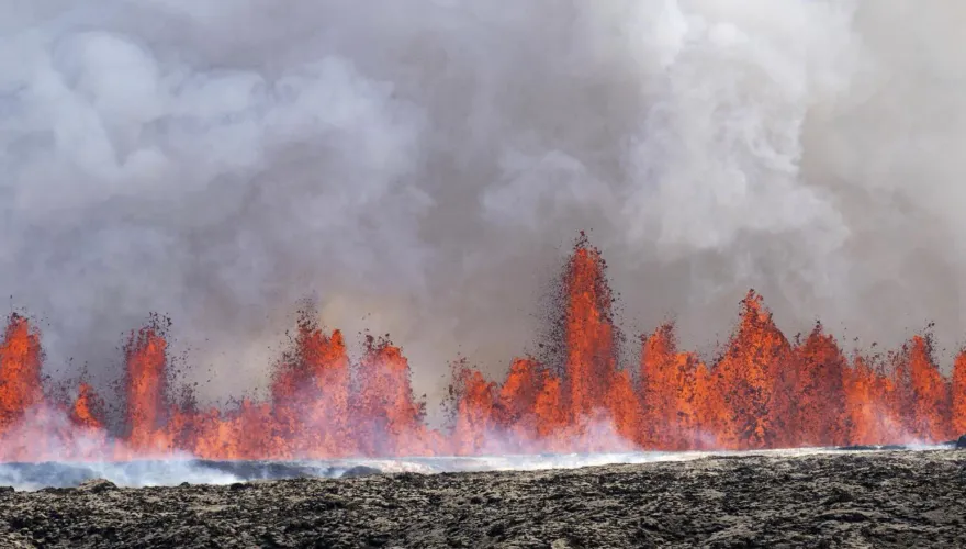 影/冰島進入緊急狀態！火山爆發「熔岩噴16層樓高」知名溫泉疏散遊客