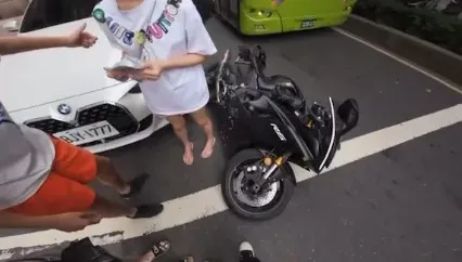 哥～賣啦！BMW男撞人惱羞「+9妹摸頭」：來互砍啊　她豪氣塞千鈔想私了