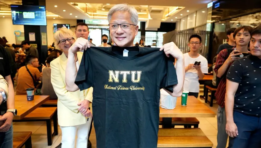 快訊/黃仁勳驚喜現身台大！遭學生包圍…還收到「NTU T恤」　網：想穿情侶裝