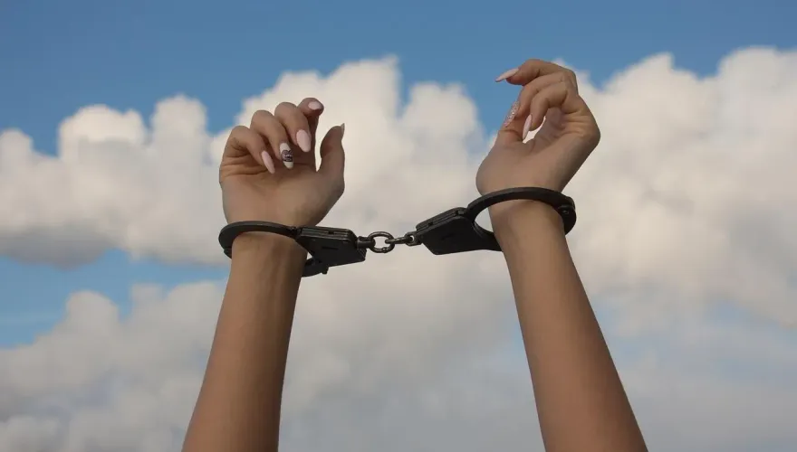 只因戀情遭反對！狠毒少女聯合男友弒父殺弟分屍藏冰箱　逃亡3月後被逮