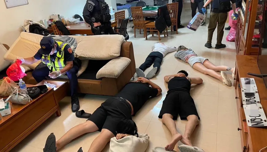 影/精品直播間暗藏毒品及大批刀槍　警攻堅逮8人正妹直播主也落網