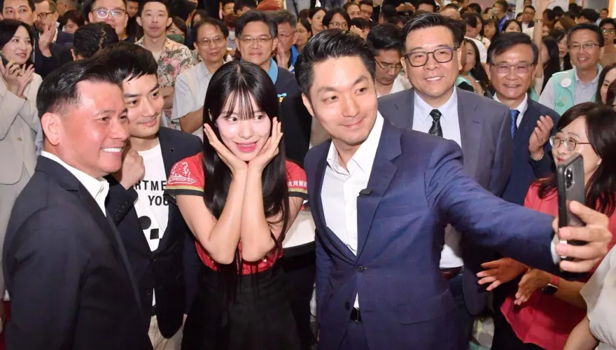 影/蔣萬安要跪算盤了？ 昔跟林襄自拍被丟餵奶  這次牽手李多慧秒喊「我是亘粉」