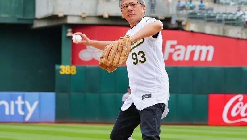 黃仁勳今天開球穿幾號？「93」有來由　接捕人選受矚目