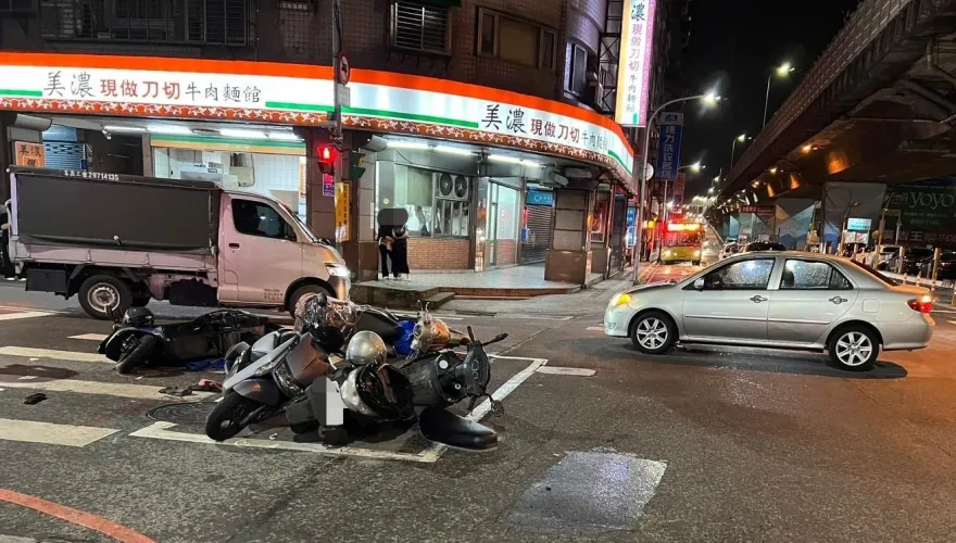 影/恐怖！三重轎車左轉「未禮讓直行車」　騎士遭碰噴飛掃倒機車一整排