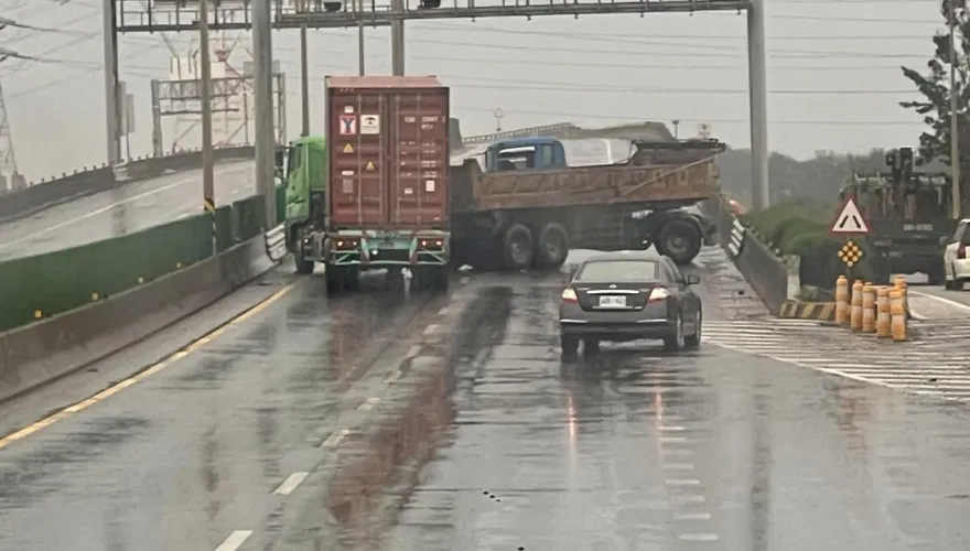 快訊/出事了！台61彰化線西段「聯結車折甘蔗」　南下全線封閉