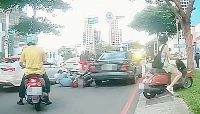 賠到脫褲子！拖吊車鋼纜斷裂…賓士「滑下」撞2車　女騎士遭殃仆倒