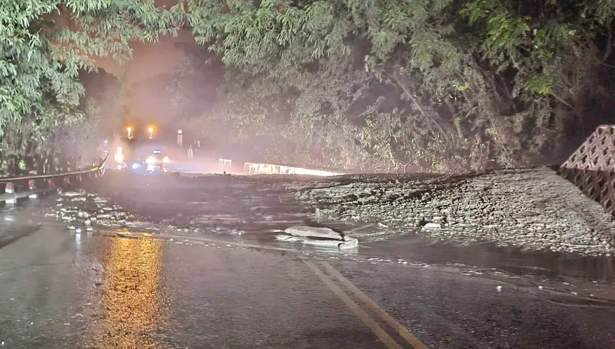快訊/對流雨彈夜襲！「6縣市」急發大雨特報　台9線驚悚土石流畫面曝