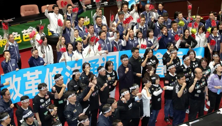 最新政黨民調藍白現巨變！　媒體人驚喊：柯文哲「新政治變成腥政治」