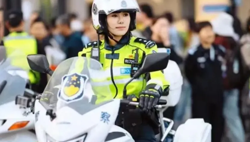 「外灘最美女警」騎重機暴紅　本尊出面！稱因愛看港劇立志從警