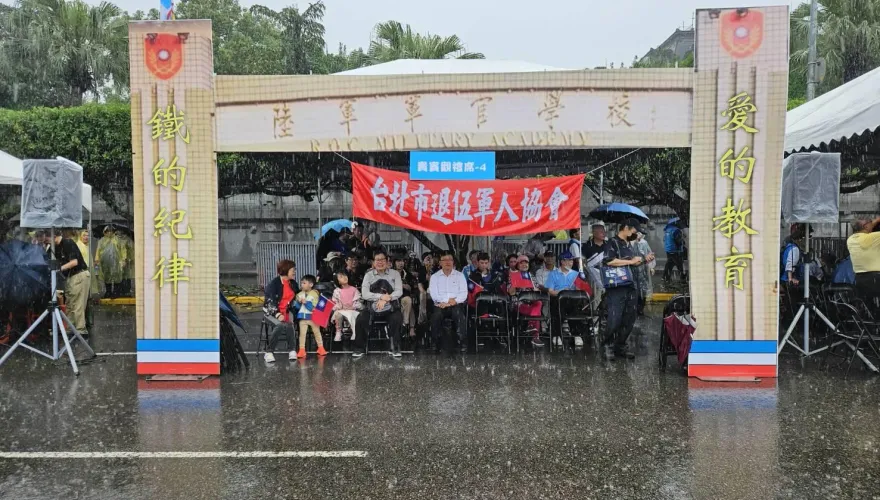 影/陸官校友會凱道活動舞台鋼架突倒塌！2人受傷急送醫