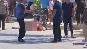 影/恐怖血腥片！男子持鐮刀當街斬殺3人　警通報：涉財務糾紛