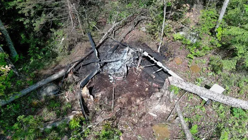 直升機失控墜毁樹林中燒成廢鐵　飛行員命大獲救