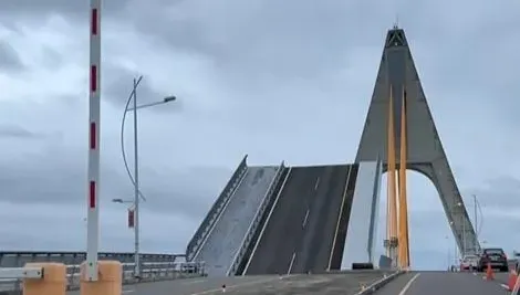 影/屏東大鵬灣跨海大橋出包！開橋「開到壞掉」　超扯影片曝光