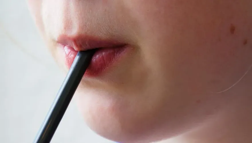 螞蟻人有「糖癮」小心！一杯全糖飲料=每日糖份超標2倍　醫：暴增腎衰竭風險