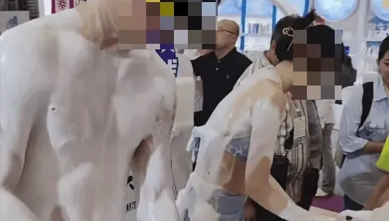 為業績拚了！男女業務當眾「脫衣洗澡」推銷衛浴　圍觀消費者看傻