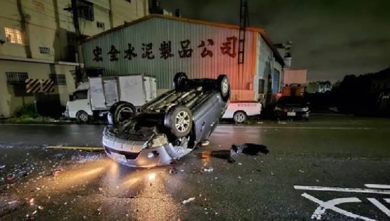 彰化花壇轎車深夜衝住宅「烏龜翻」！　駕駛辯稱：精神恍惚