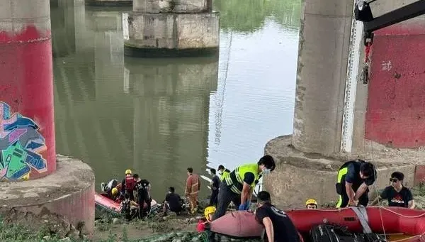 女突墜新北城林橋！騎士目睹嚇壞　警消2小時尋獲「已明顯死亡」