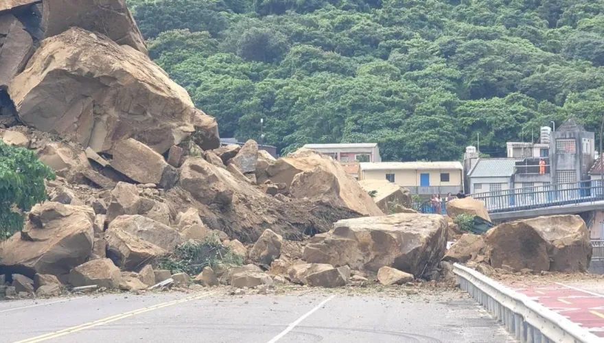 快訊/基隆台2線潮境公園路口山崩　疑有車遭埋「1傷1受困」
