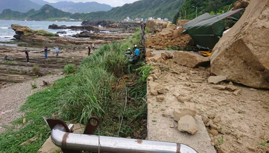 影/潮境公園山崩！泥流狂瀉緊追、民眾狂喊：趕快跑　逃命畫面曝