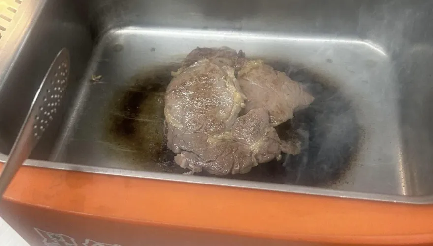 大夜員工「電鍋蒸蝦、滷味鍋煎牛排」！發文炫耀被網砲轟　7-11：依約查處