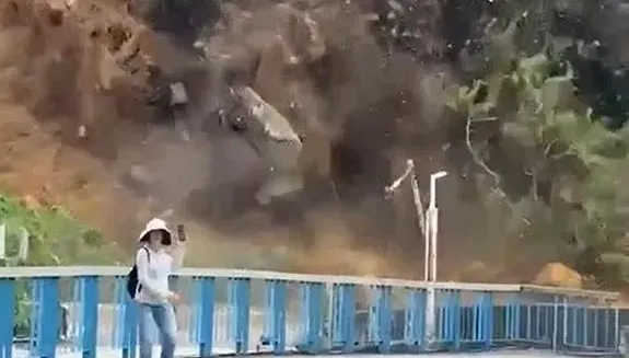 影/新視角曝光！基隆濱海土石崩落1傷1受困　遊客冒險搶拍驚悚時刻