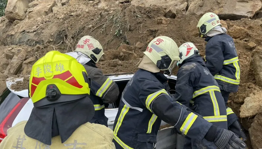 影/基隆潮境公園山崩！新北6車13人持續搜索中　救出1傷者
