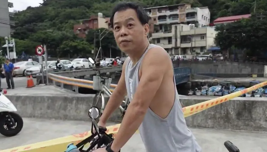 快訊/基隆恐怖山崩！「英勇男」搶救小黃司機多處擦傷　電動車踏板毀