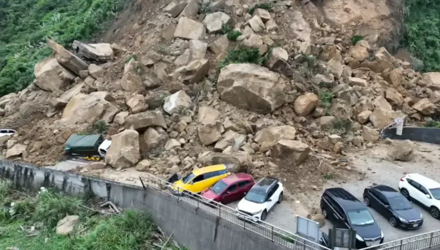 影/空拍畫面超震撼！基隆恐怖山崩宛如末日　驚恐呼叫聲頻傳