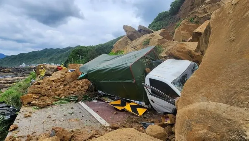 影/基隆山崩「波及9車」！2人輕傷送醫　警消持續清查中