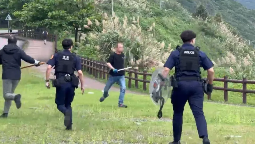 影/基隆潮境公園走山忙救災！這頭外木山黑衣男「持西瓜刀抵頸」