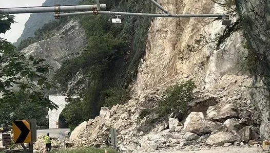 影/花蓮台9線崇德隧道北端落石坍方　無法通行