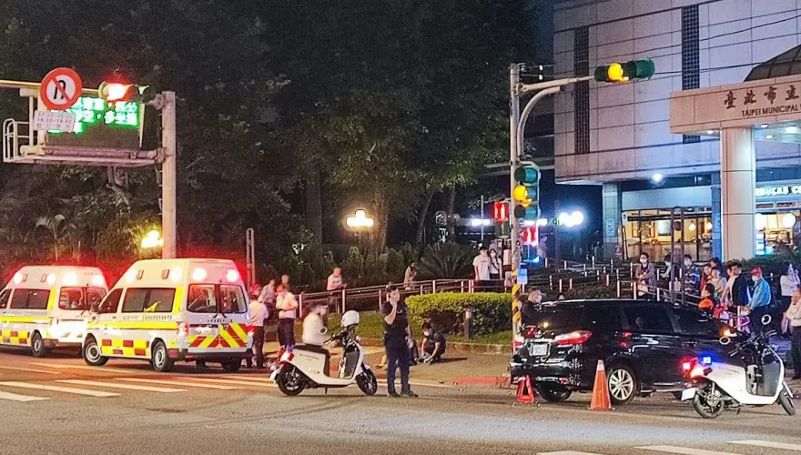 快訊/萬芳醫院前嚴重車禍！7民眾無辜遭撞受傷　休旅車車頭毀、保險桿脫落